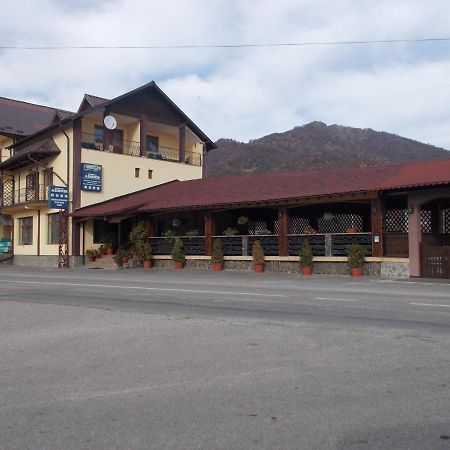 Adonis Hotel Arefu Exterior photo